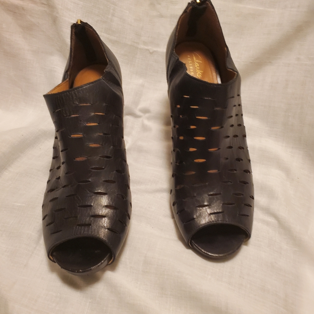 Clarks Artsian Black Leather Peeptoe Booties Whimsey Cut 3.25 Stacked Heel Sz 9
